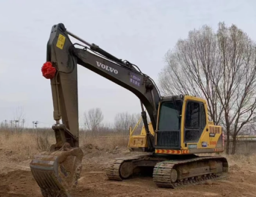 New and old excavators, second-hand construction engineering heavy equipment, old machines have Volvo, Carter and other