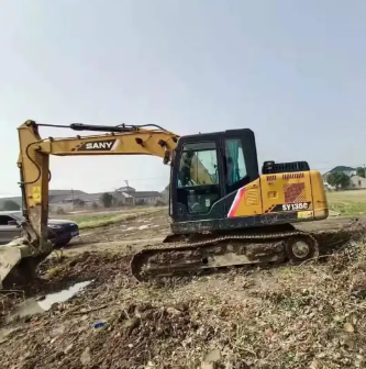 New and old excavators, second-hand construction engineering heavy equipment, old machines have Volvo, Carter and other